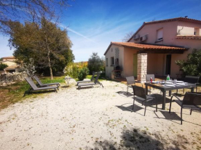 Maison sur les Hauts de Barjac piscine privée